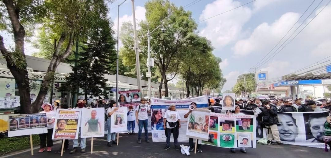 Madres buscadoras, maestros y colectivos colapsan accesos al Estadio Banorte