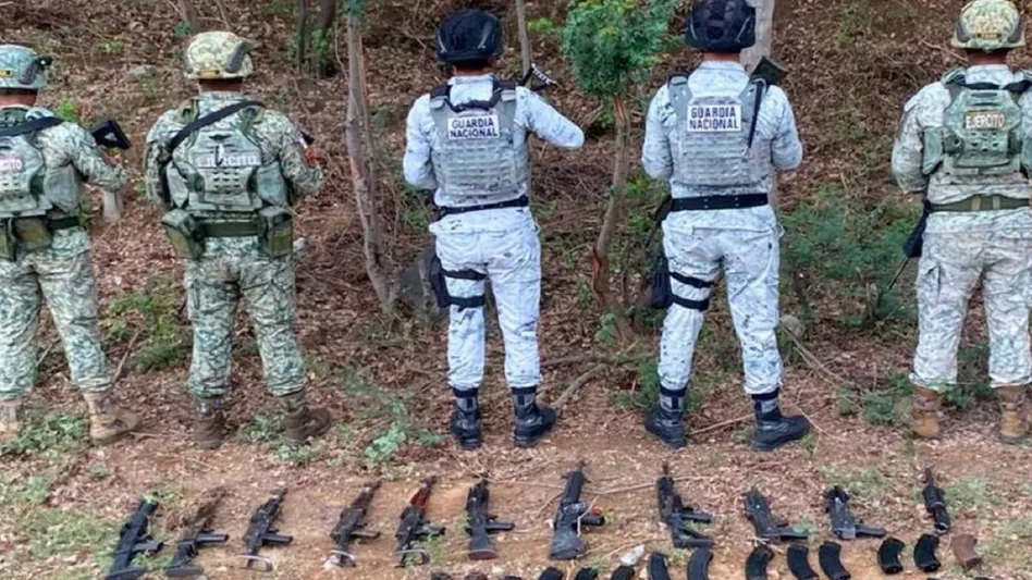 FGR, Ejército Mexicano y GN aseguran arsenal y material explosivo en San Dimas
