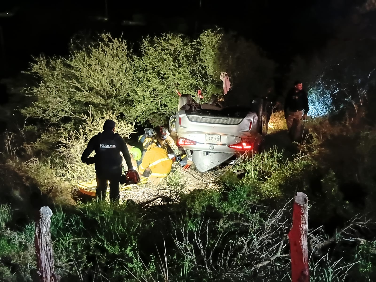 Conductor quedó atrapado bajo su automóvil tras volcadura en Santiago Papasquiaro