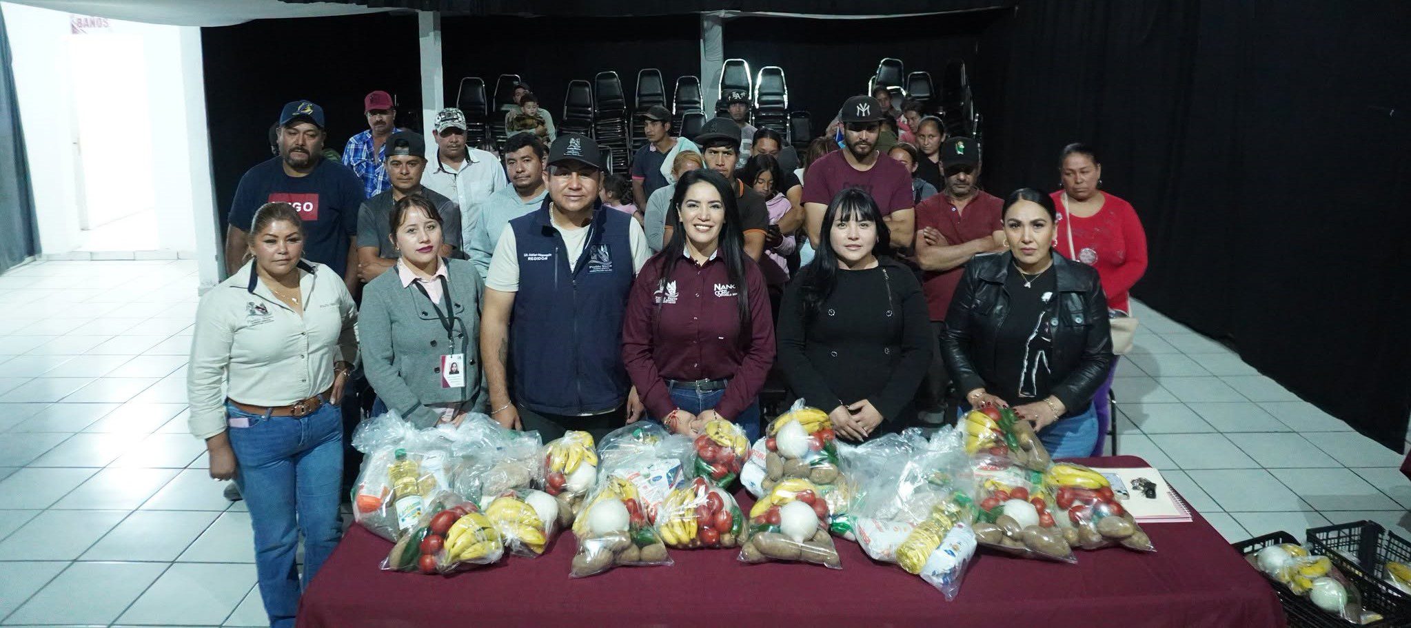 Nancy Flores entrega apoyos alimentarios a trabajadores de la industria maderera
