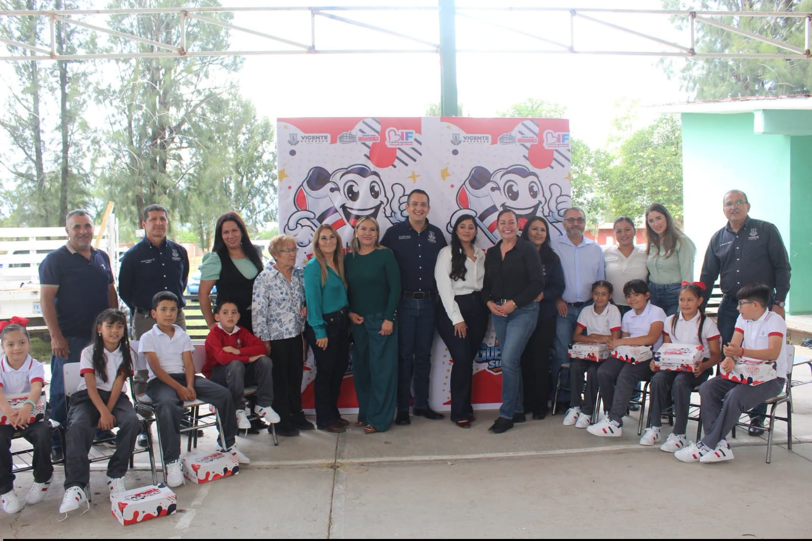 Inicia entrega de tenis y útiles escolares en Vicente Guerrero