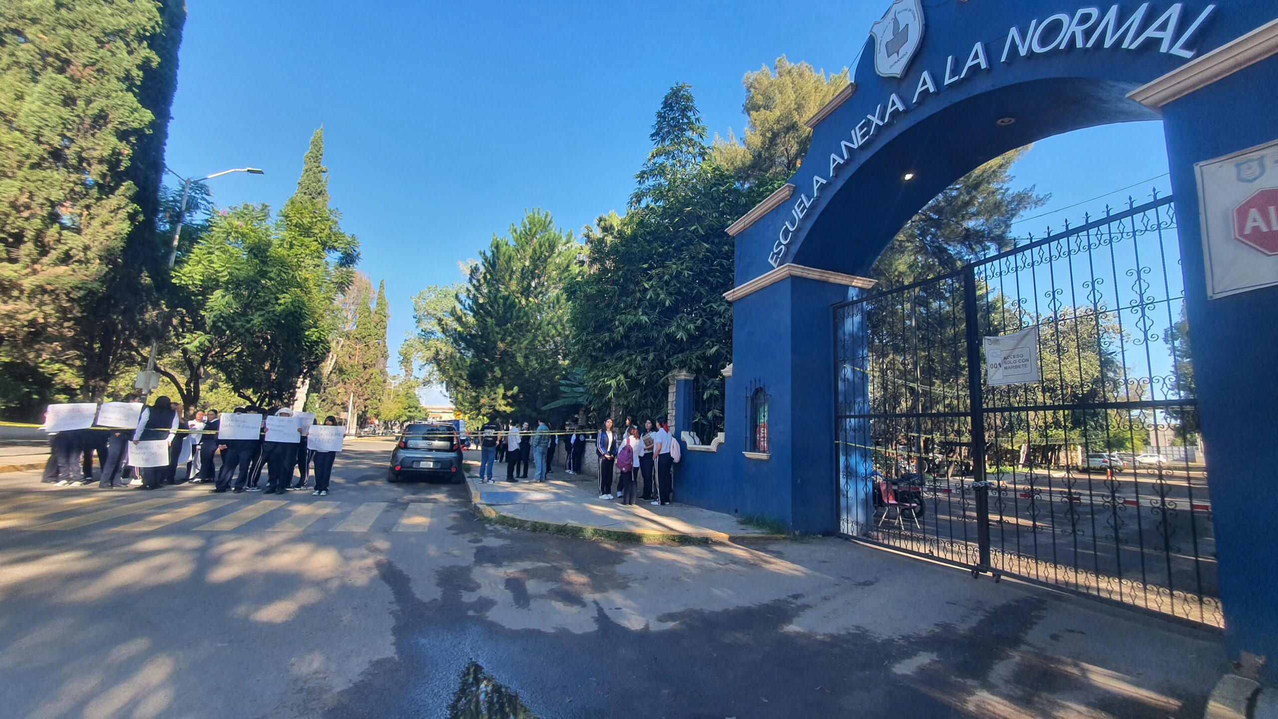 Normalistas cierran ByCENED y bloquean la calle Fany Anitua