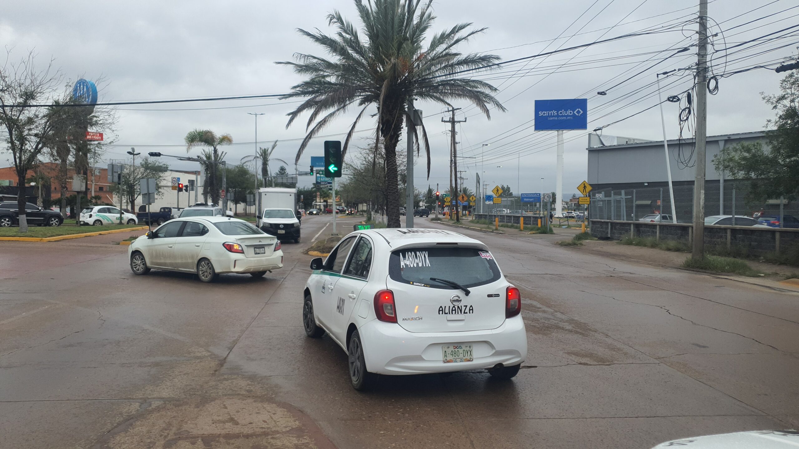 Rehabilitan semáforo en Circuito Interior tras denuncias ciudadanas