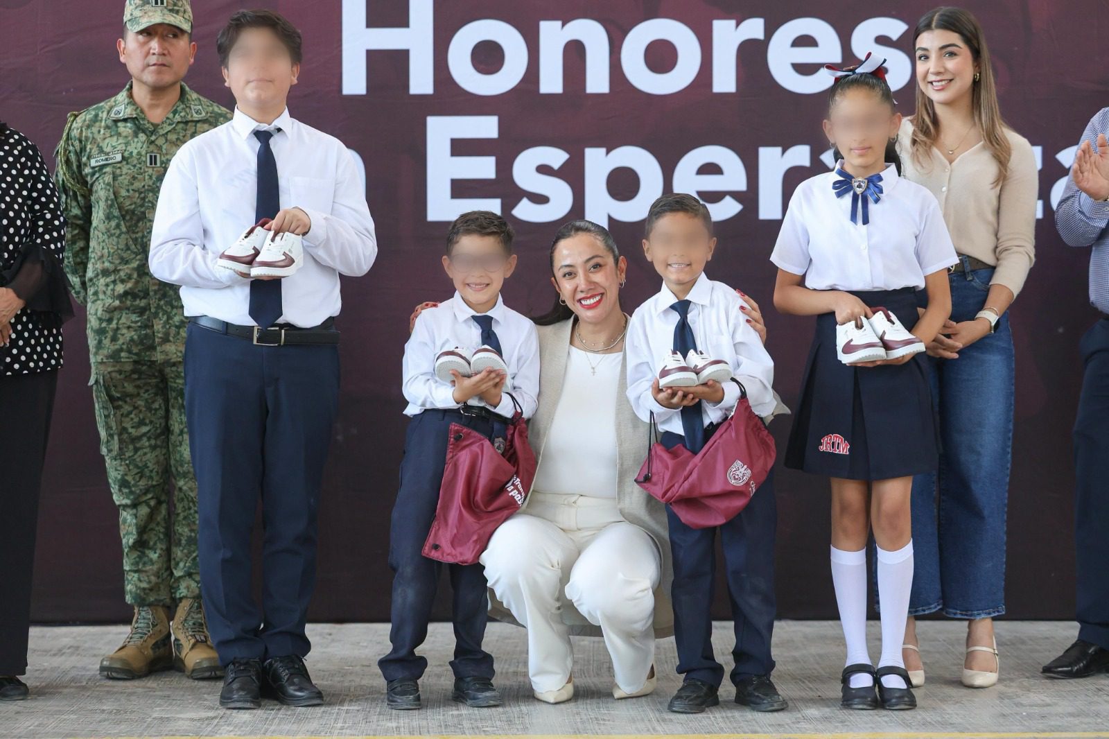 Betzabé Martínez entrega tenis gratuitos a estudiantes de primaria en Gómez Palacio