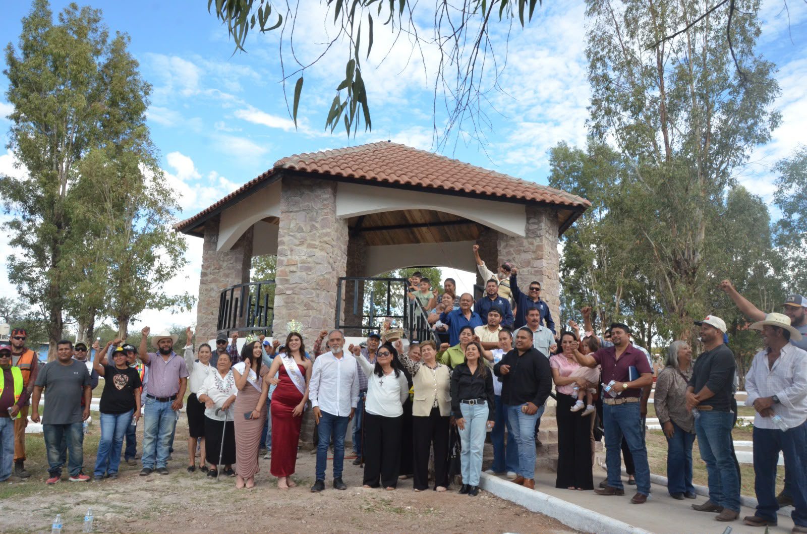 Entregan plaza renovada en Noria de Los Pilares, Poanas