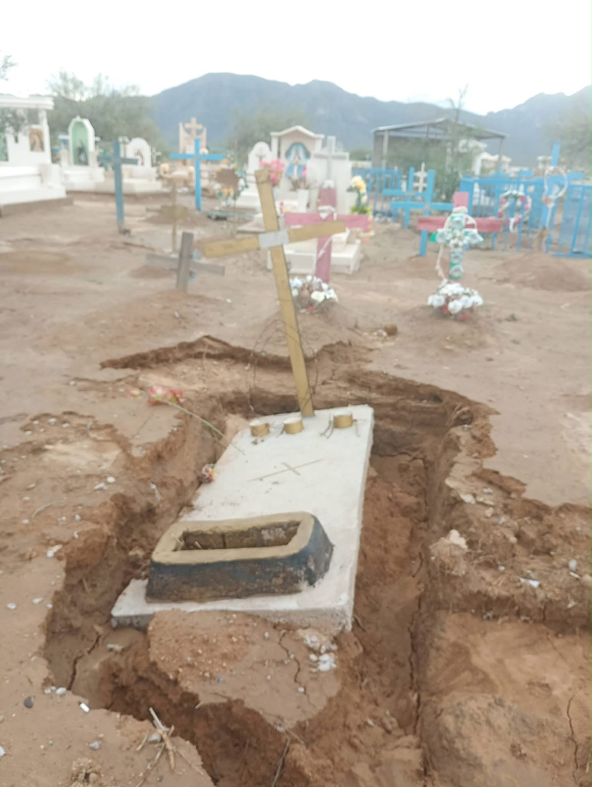 Reportan tumbas y lápidas hundidas en panteón del ejido Poanas tras las lluvias