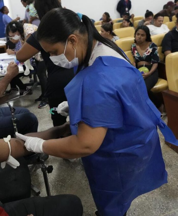 Personas enfermas de dengue reciben atención en una clínica provisional en el vecindario de Santa María, en Brasilia, Brasil, el 23 de enero de 2024. (Foto AP /Eraldo Peres)